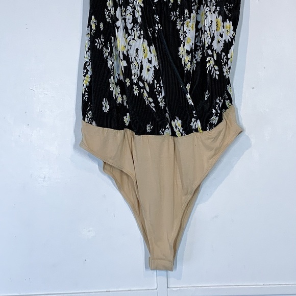 WAYF V-Neck Surplice Ribbed Cami Tank Blouse Bodysuit in Black Daisy Floral - Picture 5 of 12